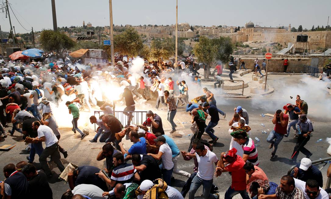 Palestinos reagem durante confrontos com a polícia após a oração da sexta-feira, na Cidade Velha de Jerusalém Foto: AMMAR AWAD / REUTERS