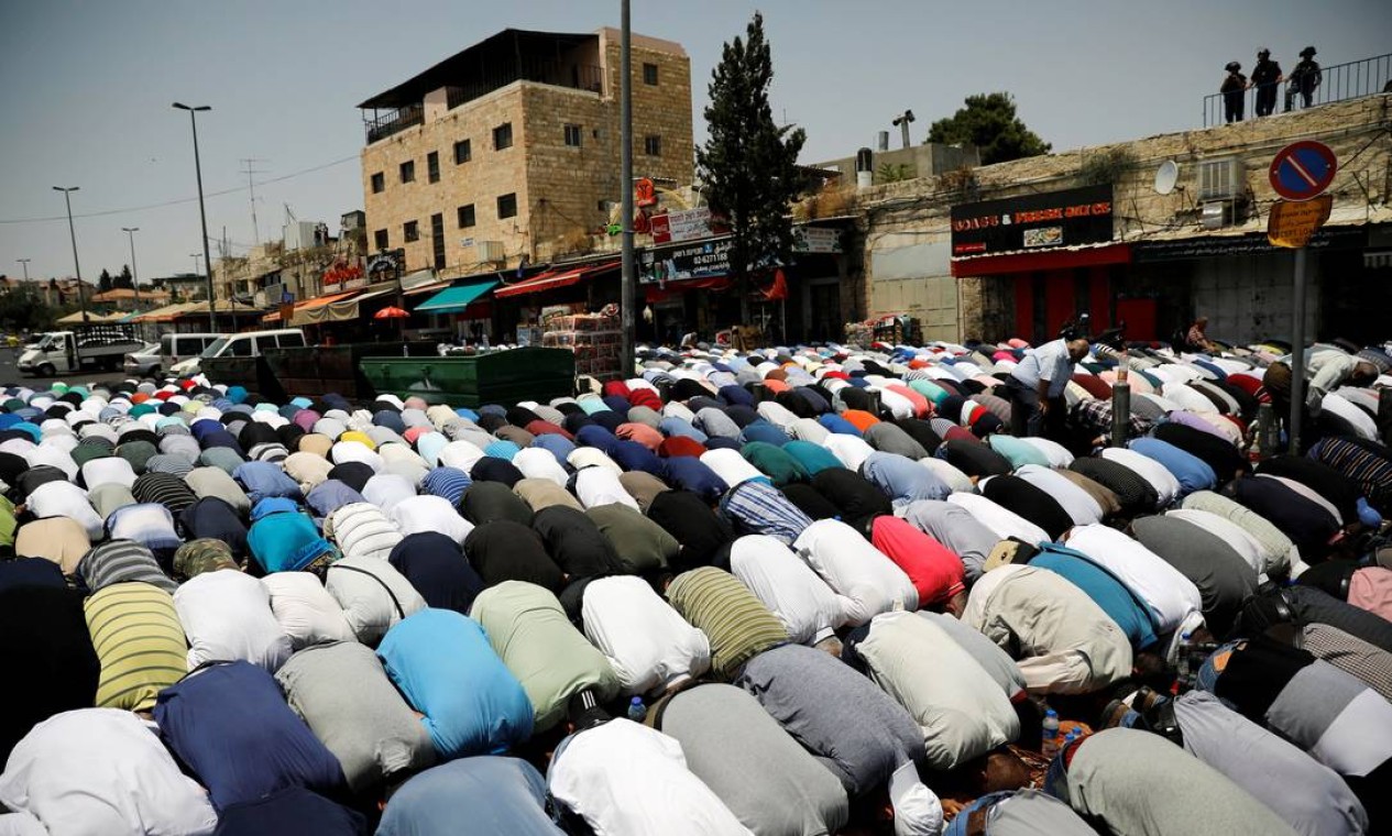 Multidão oram numa rua em Jerusalém. A Esplanada das Mesquitas, que inclui a Cúpula da Rocha e a mesquita de al-Aqsa, vem sendo um motivo de atrito religioso por anos Foto: AMIR COHEN / REUTERS