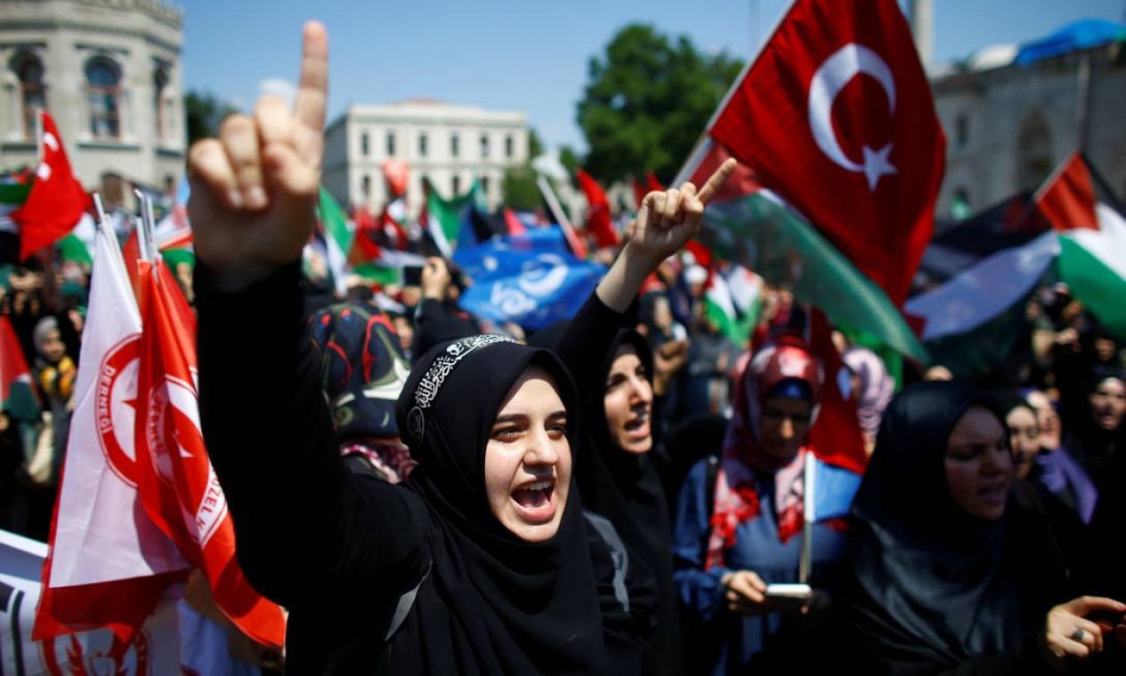 Manifestantes pró-Palestina gritam durante um protesto contra Israel em Istambul Foto: OSMAN ORSAL / REUTERS