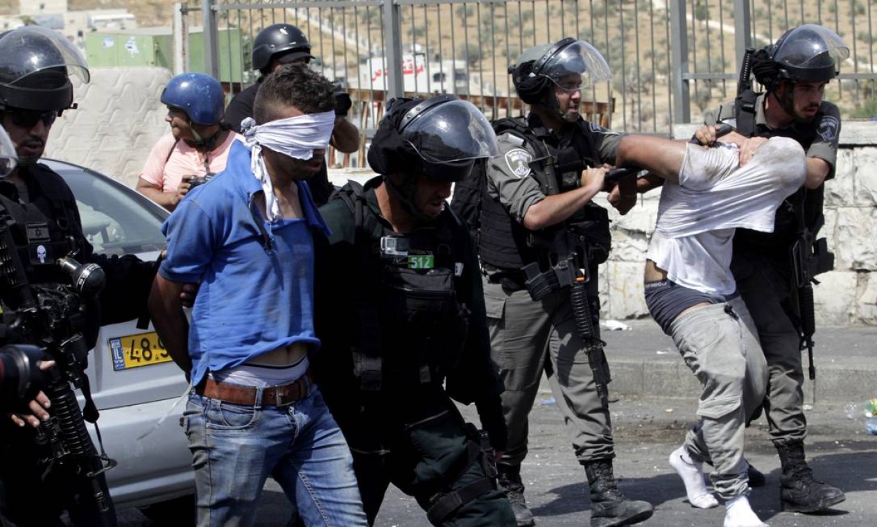 Dois palestinos são detidos pela polícia em Jerusalém Foto: Mahmoud Illean / AP