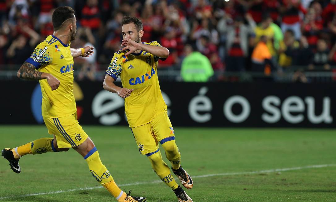 Éverton Ribeiro comemora o gol de pênalti que deu a vitória ao Flamengo Marcelo Theobald