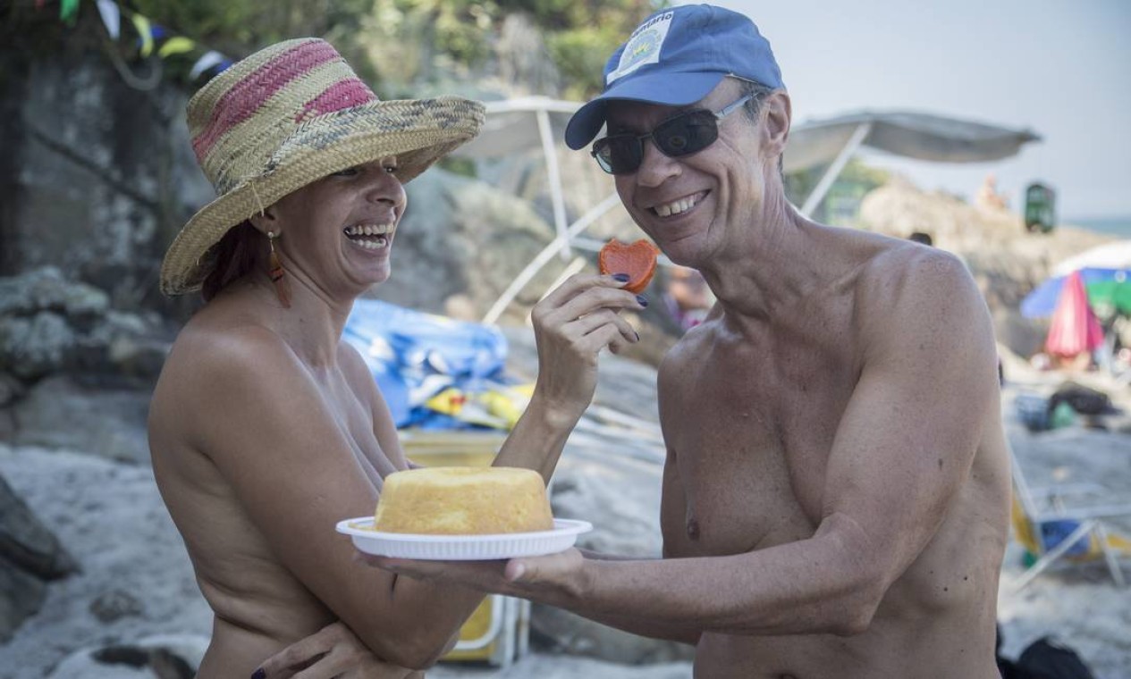 Naturistas e comidas típicas no arraiá em Abricó - Jornal O Globo