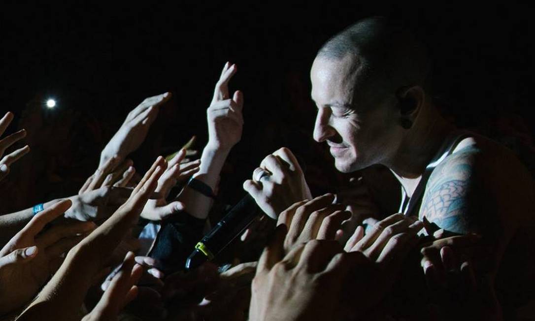 Viúva de Chester Bennington compartilha foto da família tirada dias antes  do suicídio do cantor - Jornal O Globo