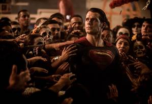 Henry Cavill, astro de Superman, se machuca em filmagem, diz