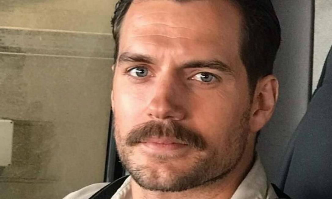 Henry Cavill presenteia colegas de elenco e produção de Liga da Justiça 