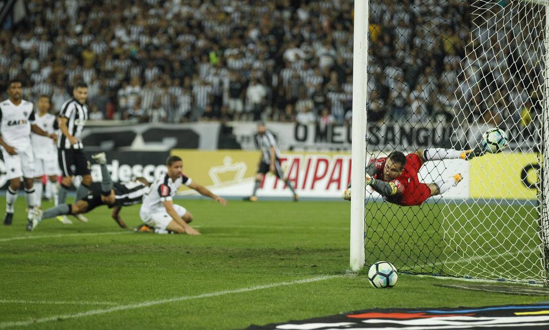 Victor voa, mas não alcança a bola no segundo gol do Botafogo Foto: Alexandre Cassiano