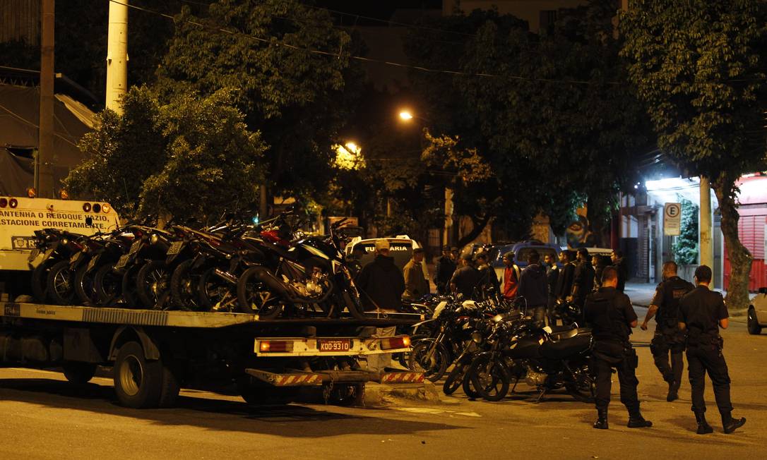 Reboque com motos na Praça da Bandeira Foto: Pedro Teixeira / Agência O Globo