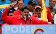 Maduro discursa em comício em Caracas tendo nas mãos cópia da Constituição de 1999