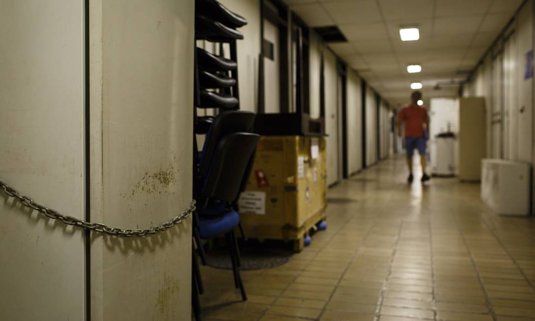 
Abandono no subsolo e corredores do Centro de Ciências da Saúde da UFRJ: sinal da crise na ciência no Brasil
Foto:
Fernando Lemos
