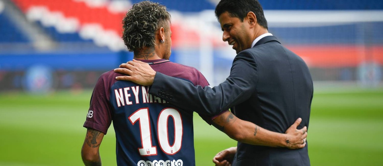 Nasser Al-Khelaifi, presidente do PSG, abraça Neymar durante a apresentação do atacante brasileiro no Parque dos Príncipes Foto: LIONEL BONAVENTURE / AFP