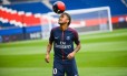 Neymar faz embaixadinhas em sua apresentação no PSG Foto: LIONEL BONAVENTURE / AFP