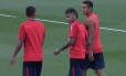 Neymar, ao centro, entrou no campo para seu primeiro treino no PSG ao lado dos brasileiros Thiago Silva (de costas) e Marquinhos Foto: Reprodução/Facebook