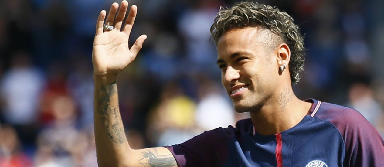 Neymar acena para os torcedores no Parc des Princes Foto: Francois Mori / AP