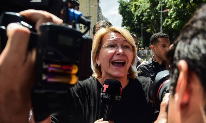 Luisa Ortega: destituída, impedida de entrar no prédio do Ministério Público e ameaçada de prisão com o marido, ela fugiu do país Foto: RONALDO SCHEMIDT / AFP