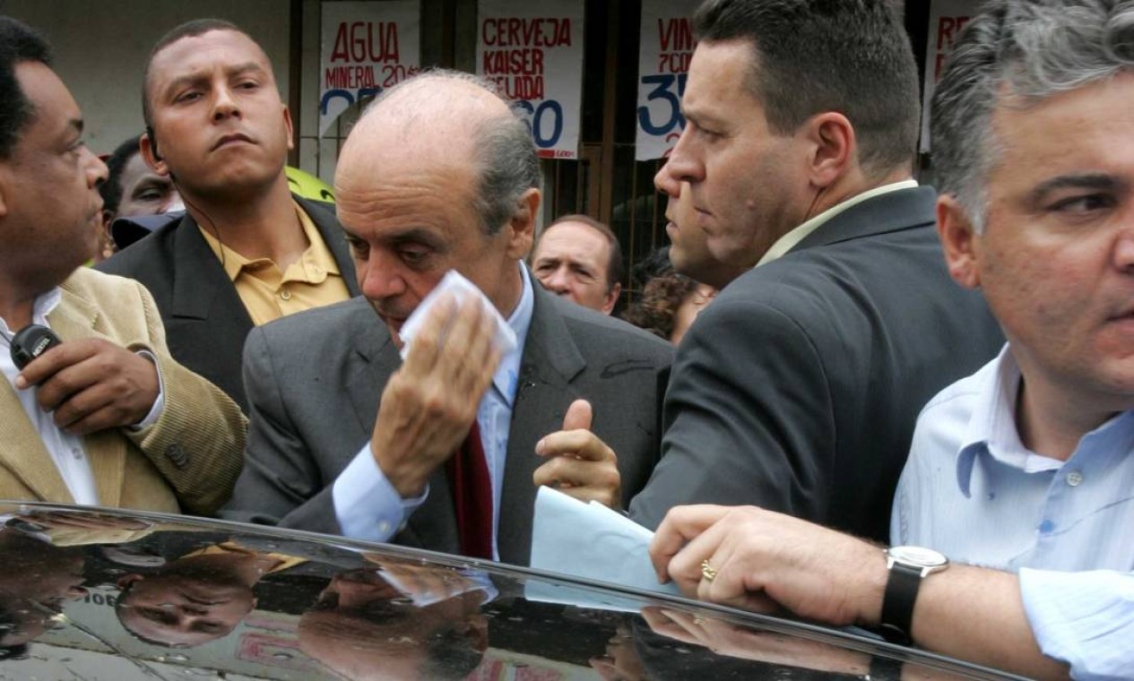 19/10/2005: José Serra voltou a ser alvo de "ovadas" - Durante vistoria à obra de asfaltamento da Rua Tietê em São Miguel, zona leste de São Paulo, ele se limpa após seu carro ser atingido por um ovo que respingou nele Foto: Daniel Kfouri / Folha Imagem