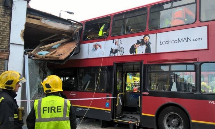 Resultado de imagem para Ao menos 10 pessoas ficam feridas após ônibus invadir loja em Londres
