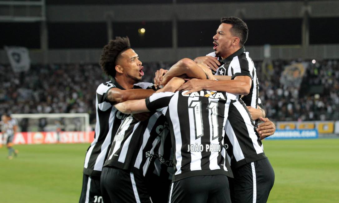 Jogadores do Botafogo comemoram um dos gols sobre o Nacional Marcelo Theobald