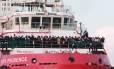 
O navio Vos Prudence da ONG Médicos sem Fronteiras (MSF) chega ao porto de Salerno carregando 935 imigrantes resgatados do mar Mediterrâneo
Foto: CARLO HERMANN / AFP