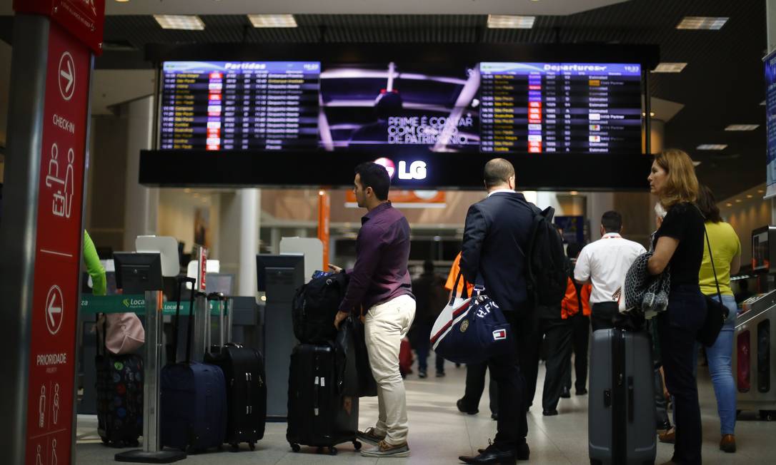 Aeroporto Santos Doumont (RJ): É preciso ficar atento às condições dos planos de milhagem Foto: Pablo Jacob / Agência O Globo