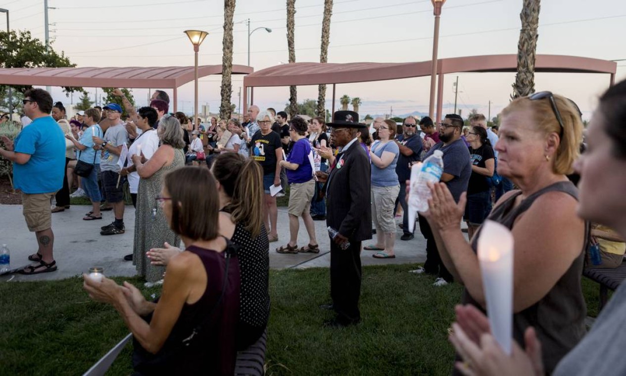 Vigília em solidariedade às vítimas de Charlottesville aconteceu em Las Vegas, no domingo, dia 13 de agosto Foto: Elizabeth Brumley / AP