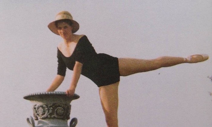 Diana posa praticando balé na juventude: dança foi uma das grandes paixões da princesa, que desistiu de se profissionalizar porque se tornou muito alta Foto: Acervo de família
