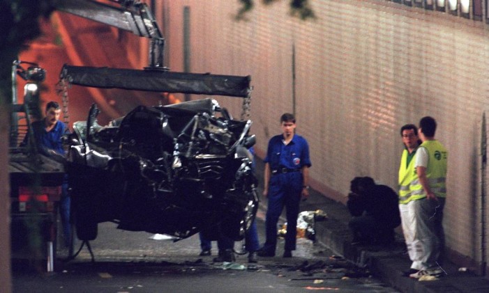 Carro no qual Diana sofreu acidente fatal é retirado de túnel em Paris, em agosto de 1997 Foto: Reuters