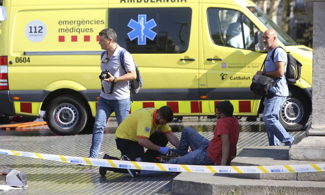 Serviços de emergência pediram que as pessoas não cheguem perto da Praça da Catalúnia Oriol Duran / AP