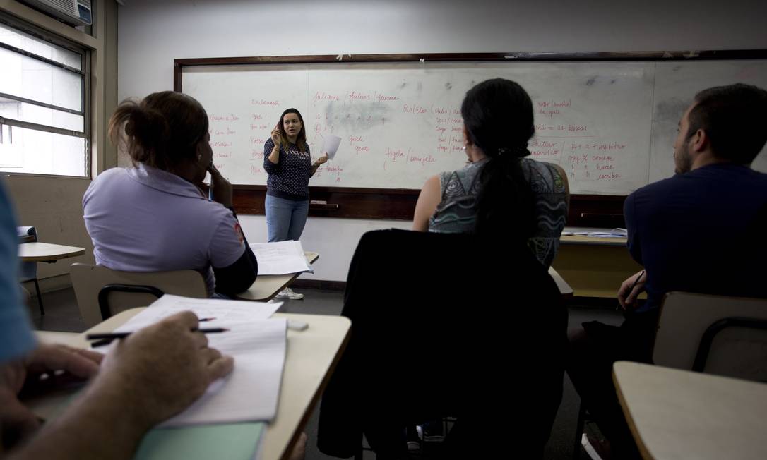 
Refugiados de países de língua espanhola assistem aula de português em uma sala na Uerj
Foto:
/
Márcia Foletto
