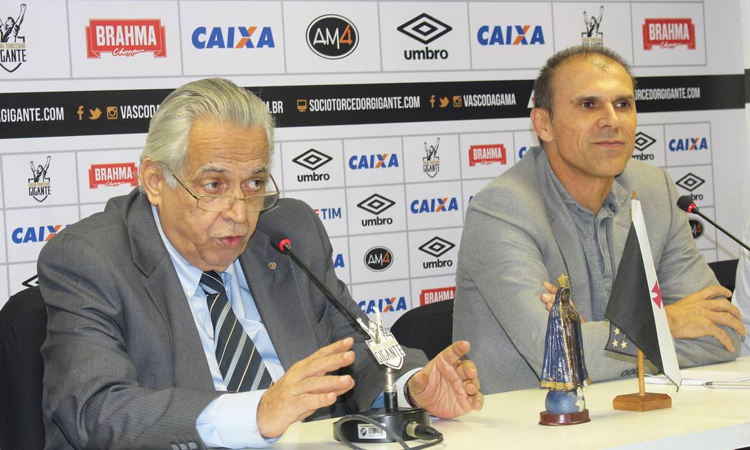 Eurico Miranda e o técnico Milton Mendes na coletiva desta segunda-feira Foto: Carlos Gregório Jr/Vasco.com.br