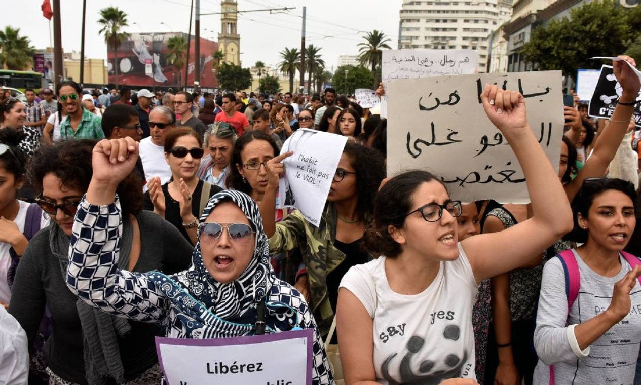 Multidão protesta no Marrocos após estupro coletivo ser divulgado na web foto
