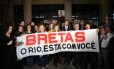 
Ao lado de Caetano Veloso, Marcelo Bretas segura faixa de apoio levada por movimento pró-impeachment de Dilma Rousseff
