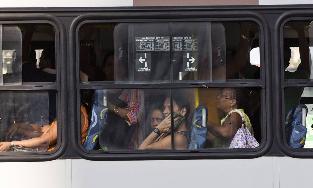 Ônibus sem ar condicionado circula pelas ruas do Rio Foto: Guito Moreto / Agência O Globo
