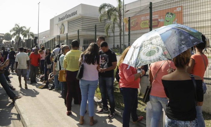 Trabalho informal cresce e desemprego cai para 12,6% em agosto — IBGE