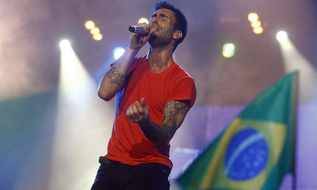 Adam Levine, do Maroon 5, canta no palco Mundo, no festival de 2011 Foto: Urbano Erbiste / Agência O Globo