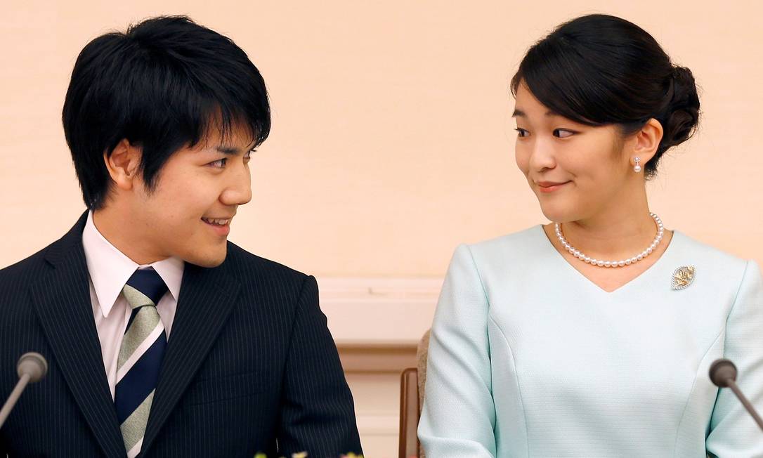 Mako e Kei se conheceram na universidade. O pedido de casamento foi feito em 2013 Foto: POOL / REUTERS