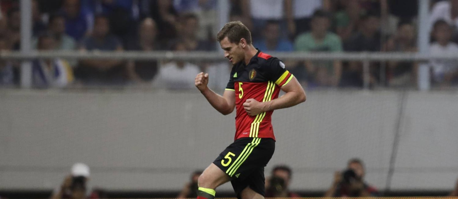 Vertonghen comemora o gol que abriu o placar para a Bélgica contra a Grécia Foto: Thanassis Stavrakis / AP