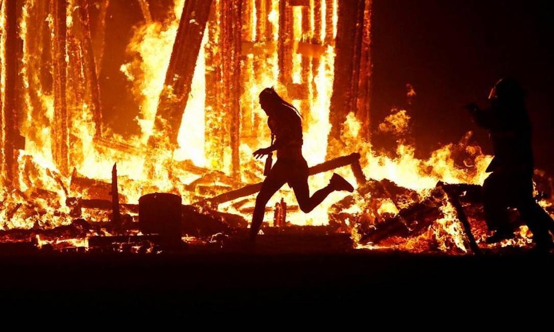 [LGB] BURNING AWAY カットソー size0 Homem morre após se atirar em fogueira no festival Burning Man