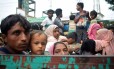 Muçulmanos rohingya viajam em caminhão aberto de Mianmar para campo de refugiados em Bangladesh