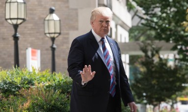 x71430758_TOPSHOTUS-President-Donald-Trump-waves-to-the-press-as-he-walks-out-of-St-John27s-Epi.jpg.pagespeed.ic.gHTAyRT8Mb.jpg