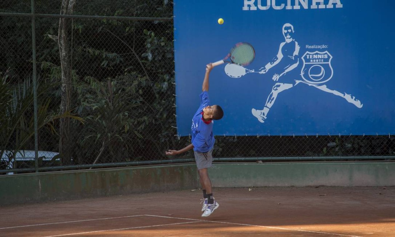 Jogador De Tênis Infantil Joga Tênis Sozinho Treinando Contra a