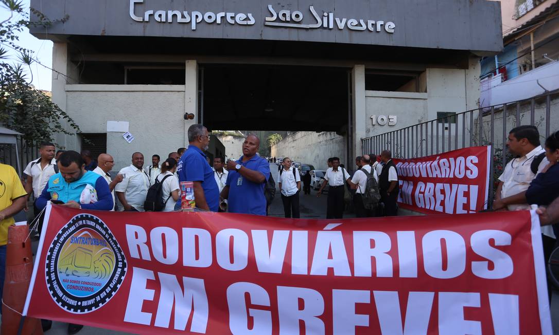 Motoristas da Viação São Silvestre cruzam os braços nesta quarta-feira Foto: Fabiano Rocha / Agência O Globo
