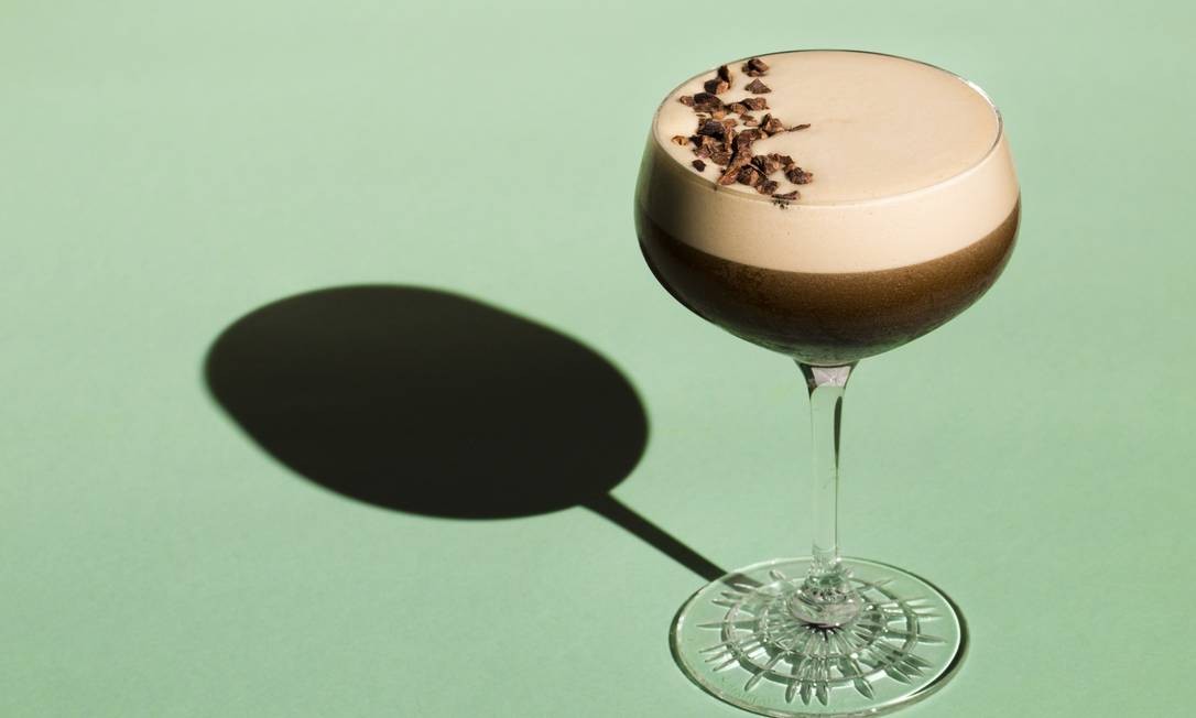 Espresso Martini: vodca, café, licor de café e xarope de açúcar Foto: Mônica Imbuzeiro / Agência O Globo