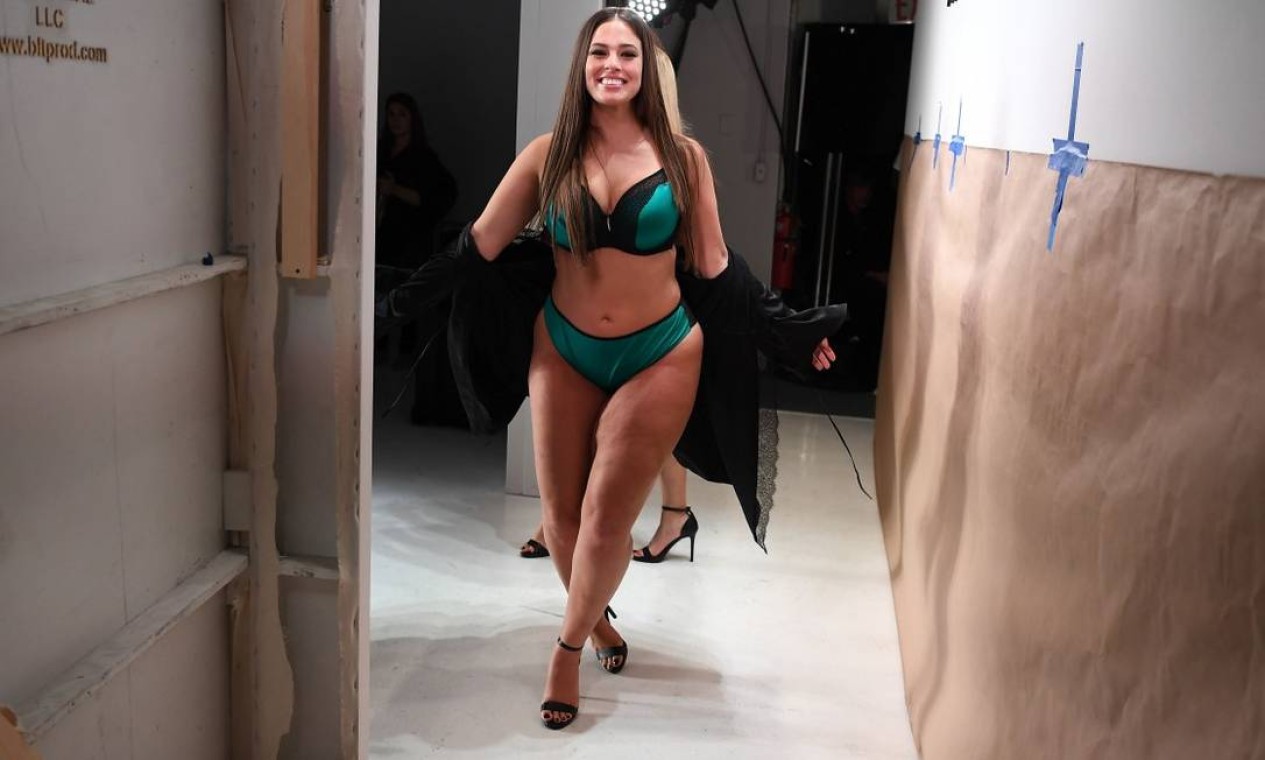 Apontada como a nova Ashley Graham, modelo usa lingerie ousada