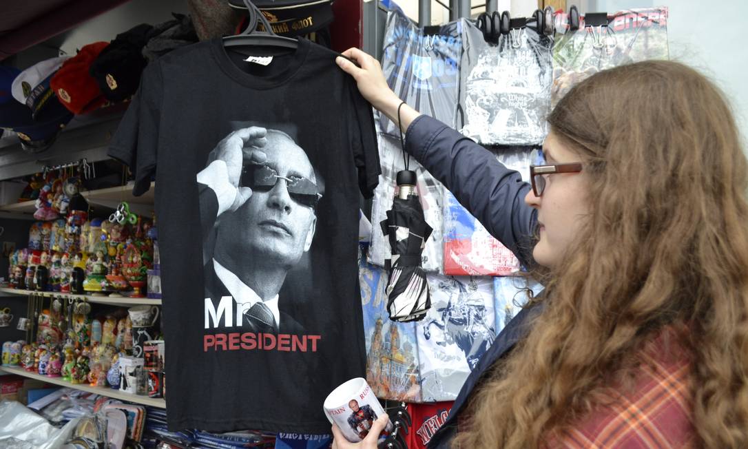 Camisas com a estampa do presidente estão entre as mais vendidas em São Petersburgo Foto: Anastasiya Tischenko / Agência O Globo
