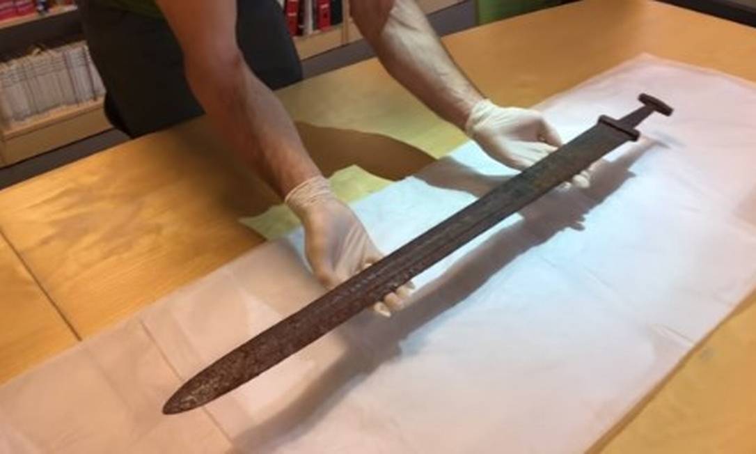 Uma espada viking de 1.100 anos foi encontrada na Noruega Foto: Facebook/Reprodução
