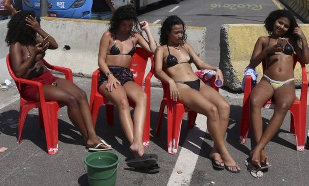 Imagem de amigas se bronzeando em trecho fechado do Transcarioca viraliza e  já tem 9 mil curtidas - Jornal O Globo