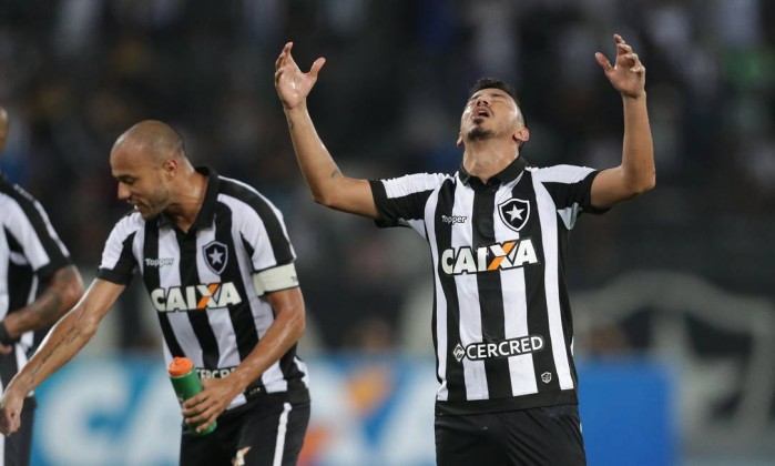 Rodrigo Lindoso comemora o primeiro gol do Botafogo Foto: Márcio Alves / Agência O Globo