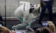 Lewis Hamilton comemora após vencer a corrida Foto: JEREMY LEE / REUTERS