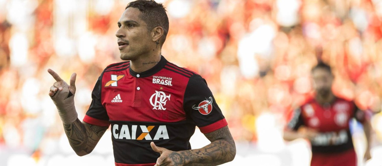 Guerrero comemora o primeiro gol do Flamengo sobre o Sport Foto: Guito Moreto / Agência O Globo
