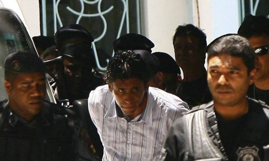 
O traficante Nem e seus comparsas são transferidos da PF para Bangu após prisão em 2011
Foto:
Agência O Globo
/
Angelo Antônio Duarte - 10/11/2011
